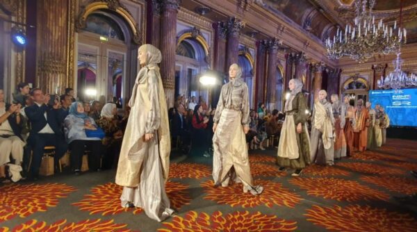 Memadu Modest Fashion dengan Wastra Indonesia di Paris